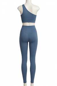 Conjunto de yoga de dos piezas para mujer: sujetador deportivo asimétrico de un solo hombro transpirable de elastano/nailon y leggings de cintura alta acanalados de color liso. - Product Image 2