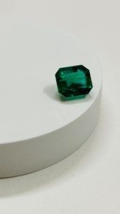 มรกตธรรมชาติ 3.96 กะรัต ทรงเหลี่ยม ตัดแบบ Emerald Cut ต้นกำเนิดจากแซมเบีย คุณภาพเกรด AAA+ รับรองโดย IGI พลอยสีเขียว โดย Sadiya International - Product Image 2