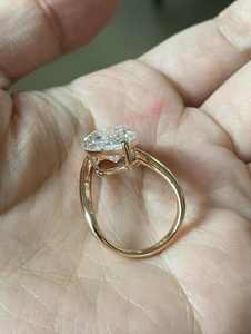 Anillo de Compromiso Ovalado de Plata Chapada en Oro con Certificación IGI para Mujer, Engaste de Garras, Clásico y de Lujo - Product Image 1
