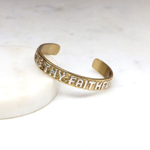 Brazalete de Latón Hecho a Mano - Joyería Religiosa Grabada con la Frase 'Gran es tu fidelidad' - Regalo Cristiano Inspirador para Ella o Él - Product Image 4