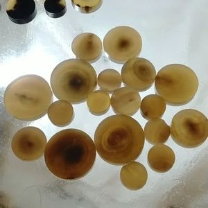Proveedor Personalizado de Botones de Cuerno de Búfalo de Color Natural de 16mm-29mm para Prendas de Vestir, Precio al por Mayor, Hecho en India - Product Image 3