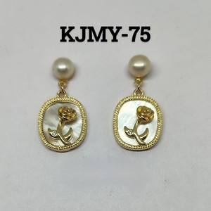Boucle d'oreille en perle d'eau douce avec base en nacre en forme de trèfle (base à clou avec élément suspendu) - Product Image 4