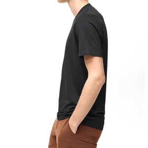 เสื้อยืดแขนสั้นสีดำสำหรับผู้ชาย แห้งเร็ว ทรงปกติ คอกลม สีพื้น ผ้าเจอร์ซีย์ลำลอง โพลีเอสเตอร์ - Product Image 3
