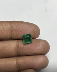 Esmeralda Natural Verde Intenso, Corte Octogonal, Tallada a Mano, Gema de 1.70ct para Anillo de Moda Unisex y Collar de Mujer - Product Image 2