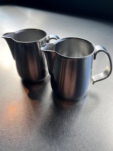 Jarra de Crema Metálica Minimalista para Servir Café y Bebidas - Product Image 5
