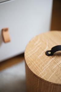 ถังขยะทรงกระบอกทำจากไม้ธรรมชาติพร้อมฝาปิด เหมาะสำหรับใช้ในบ้าน สำนักงาน ห้องนอน และห้องนั่งเล่น นำเข้าจากอินเดีย - Product Image 2