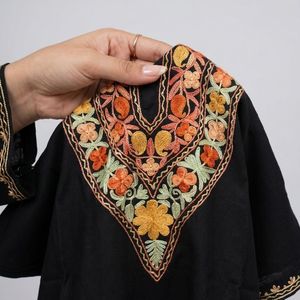 Kurti Pheran élégant noir jais avec broderie florale Aari multicolore - Product Image 2