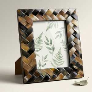 Cadre photo artisanal en résine multicolore avec incrustation d'os, motif mosaïque artistique unique, forme et dimensions personnalisables, pour table - Product Image 1