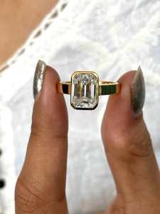 SATVIK RATNA Bague de Mariage Solitaire de Luxe en Or 14K avec Diamant de Laboratoire Certifié IGI Taille Émeraude 3 Carats et Bande Large Type Cigare - Product Image 5