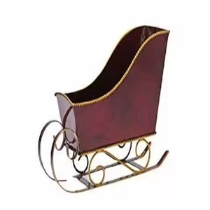 Luge de Noël vintage blanche pour table, idéale pour le rangement de bonbons et chocolats, et la décoration de Noël à venir - Product Image 4