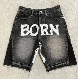 Pantalones Cortos de Mezclilla Negros Desgastados con Estampado Personalizado, Apliques Bordados y Dobladillo sin Rematar, Estilo Urbano Holgado para Hombre - Product Image 1