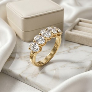 Bague à cinq pierres serties de diamants ovales cultivés en laboratoire, plaquée or 14 carats, 2,50 carats au total, certifiée IGI - Product Image 3