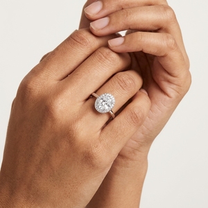 Anillo de Compromiso de Platino para Mujer con Diamante Ovalado de 2 Quilates, Corte Brillante, Estilo Clásico con Halo y Diamantes Laterales, Certificado GIA - Product Image 4