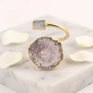 Anillo Ajustable de Latón Chapado en Oro de 18K, Anillo Boho Minimalista Hecho a Mano, Anillo de Moda con Geoda Druzy Gris Natural - Product Image 5