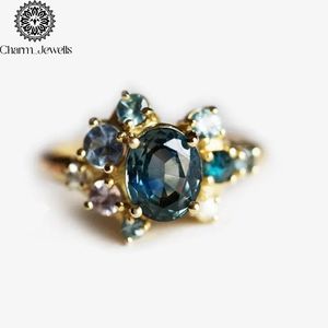 Bague Charm_Jewells pour femme en argent 18 carats, classique, avec moissanite taille coussin, sertie en grappe, motif floral vintage, certifiée IGI - Product Image 4