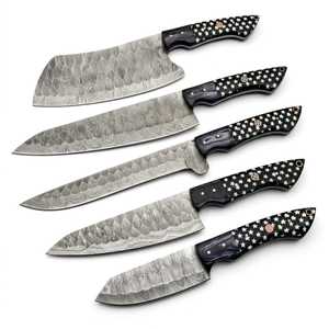 Ensemble de 5 couteaux de cuisine en acier Damas faits à la main : couteau de chef, Santoku, hachoir, couteau utilitaire, couteau à éplucher |   Manche en résine et bois de Pakka - Product Image 1