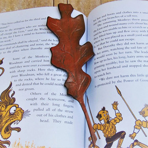 Marcapáginas de lujo de cuero con diseño de hoja de arce, con ilustraciones inspiradas en el otoño y artesanía de primera calidad a un precio razonable. - Product Image 1