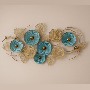 Décoration murale Premium en métal doré style soleil éclatant, accents d'oiseaux en vol, finition texturée géométrique moderne, faite à la main, personnalisable - Product Image 3