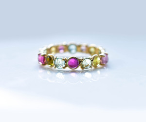 Anillo de Eternidad de Oro Amarillo de 14K con Turmalina Multicolor en Bisel, Hecho a Mano, Redondo y Natural, Estilo Prisma Pastel - Product Image 1