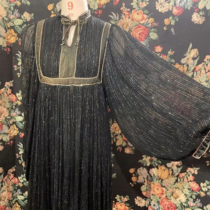 Vestido largo afgano con bordados elaborados, detalle floral intrincado en el cuerpo, falda acampanada de longitud completa y estilo tribal tradicional. - Product Image 1