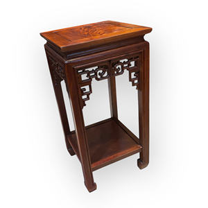 Pedestales cuadrados hechos de madera aromática se colocan a ambos lados del altar. - Product Image 3