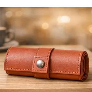 Este artículo es una cartera larga color lavanda para mujer, generalmente hecha de cuero sintético o de imitación. - Product Image 3