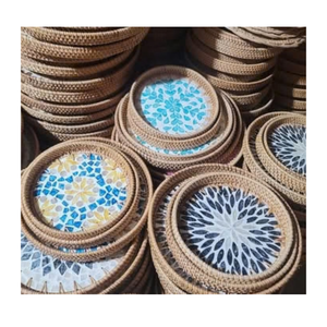 Plateau décoratif artisanal en coquillages écologiques avec finition mosaïque, en rotin naturel durable - Product Image 1