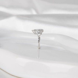 Élégante bague de mariage pour femme en or blanc 14 carats avec trois diamants de laboratoire en forme de poire de 3 carats, pureté D VVS2, certifiée IGI - Product Image 2