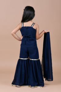 ชุดเสื้อปักลายดอกไม้ Titrit พร้อมกางเกง Sharara และผ้าคลุมไหล่ - สีกรมท่า - Product Image 5