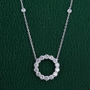 Elegante Collar con Colgante Circular de Diamante Cultivado en Laboratorio con Engaste de Piedras Brillantes, Diseño de Joyería Minimalista de Lujo para Mujer - Product Image 1