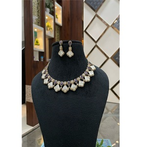 Hermoso Juego de Collar y Aretes de Moissanita Clásica Chapada en Oro de Latón de Primera Calidad, Regalo de Compromiso, para Bodas y Fiestas - Product Image 2