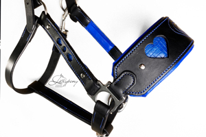 Cabestro de cuero estilo inglés para caballo con costuras decorativas, acolchado, hebillas de latón, ajustable, con cierre de broche en la barbilla y garganta - Product Image 2
