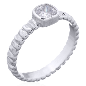 Bague en argent avec zircon cubique étincelant et texture - Product Image 1