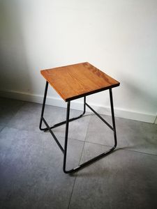 Taburete Metálico Apilable Moderno con Construcción de Acero Resistente para el Hogar, Comedor, Cafetería y Muebles de Bistro - Product Image 1