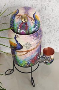 Distributeur d'eau en cuivre coloré avec motif paon sur support métallique - Product Image 2