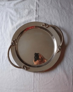 Bandeja Redonda Plateada con Acabado Martillado y Asas con Cuentas, Artesanía Metálica Decorativa Tradicional - Product Image 4