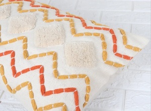 Housse de coussin PINKCITY (IHC) à texture tuftée à la main, moderne, orange et ivoire, avec pompons, 100 % coton, personnalisable, fermeture éclair, douce pour la maison - Product Image 4