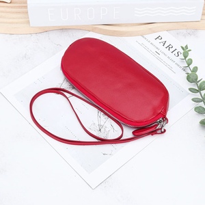 Étui à lunettes Ando Bag en cuir d'agneau véritable avec fermeture éclair, pochette souple pour lunettes avec sangle de cou - Product Image 3
