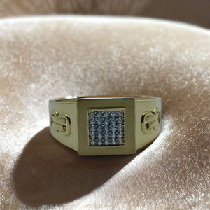 Bague pour homme en or jaune avec un centre en grappe de diamants carrés et un anneau poli au design audacieux et moderne - Product Image 2
