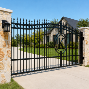 Elegante puerta de entrada de metal negro con remates en forma de lanza, pilares de piedra con monograma circular y diseño de entrada residencial de lujo. - Product Image 4