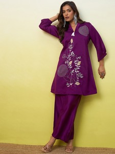 Ensemble deux pièces court et uni pour femme, en viscose respirante, avec broderie, col en V et manches trois quarts, idéal pour l'été et les activités de plein air. - Product Image 2