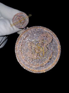 จี้ห้อยคอทรงวงกลมขนาดใหญ่ ชุบโรเดียม ประดับเพชรโมอิสซาไนต์ เงินแท้ 925 สำหรับทุกเพศ สไตล์ฮิปฮอป  รับสลักชื่อหรืออักษรย่อ  เหมาะสำหรับงานปาร์ตี้ - Product Image 2