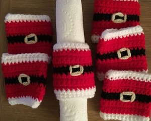 Anneau de serviette de Noël festif en crochet motif ceinture du Père Noël, rouge et noir, avec boucle, fait main, pour décoration de table de fêtes, élégant accessoire de Noël - Product Image 5