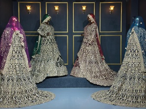 Lehenga de terciopelo nupcial con Grand Trail Cut Heavy Handwork Adornos completos y piedras Jarkan en estilo real - Product Image 3