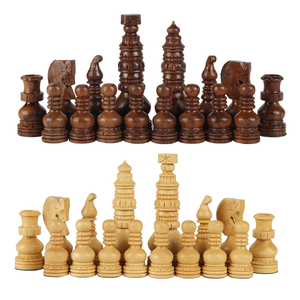 Jeu d'échecs en bois artisanal, pièces d'échecs traditionnelles sculptées, bois naturel et brun foncé, motif décoratif, jeu de société classique - Product Image 1