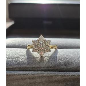 Anillo de Oro Amarillo Macizo con Diamantes de Corte Redondo en Racimo Floral, Engaste de Puntas, Diseño Floral Sencillo de Estrella, Banda Lisa, Hecho a Mano, para Compromiso - Product Image 1