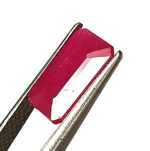 พลอยทับทิมแอฟริกันธรรมชาติ 3.95 กะรัต ทรงเหลี่ยมมรกต - Product Image 3