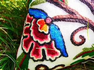 ปลอกหมอนปักลายดอกไม้แคชเมียร์ทำมือ "Duanz Dar" ปลอกหมอนปักลายดอกไม้หลากสีสัน |   อินเดียนโบโฮ - Product Image 4