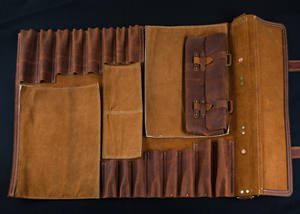 Bolsa/Estuche para Cuchillos de Chef de Cuero Genuino Ligero de Primera Calidad con 16 Ranuras, Color Negro - Nuevo Modelo LKR-0304 - Product Image 4