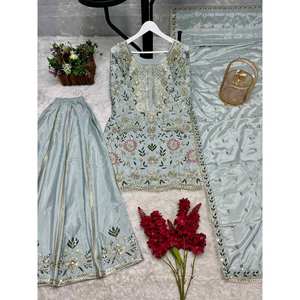 Conjunto de Traje de Diseñador para Mujer con Bordado Elegante y Trabajo de Lentejuelas - Product Image 1